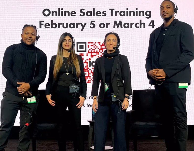 Scarlett Ginger working a large-scale professional sales training event